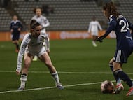 PARIS (France), 12/02/2026.- Eva Navarro (L) of Real Madrid in action against Anaele Le Moguedec (R) of Paris FC during the Women's Champions League knockout phase play-offs first leg match between Paris FC and Real Madrid in Paris, France, 11 February 2026. (Liga de Campeones, Francia) EFE/EPA/MOHAMMED BADRA
