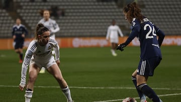 PARIS (France), 12/02/2026.- Eva Navarro (L) of Real Madrid in action against Anaele Le Moguedec (R) of Paris FC during the Women's Champions League knockout phase play-offs first leg match between Paris FC and Real Madrid in Paris, France, 11 February 2026. (Liga de Campeones, Francia) EFE/EPA/MOHAMMED BADRA