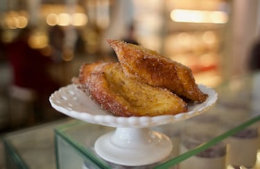 Es el postre típico por excelencia en Semana Santa. Es posible todos los españoles hayan probado las torrijas en algún momento de sus vidas. Consiste en una rebanada de pan frito rebozada en huevo y, tradicionalmente, empapada en leche, vino o almíbar. De este manjar ya se hablaba en la época de los romanos y la versión más parecida a la que conocemos hoy tienen su origen en el s. XV. 
