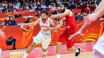 GUANGZHOU, CHINA - SEPTEMBER 04: Sergio Llull #23 of Spain drives the ball against Behnam Yakhchalidehkordi #8 of Iran during FIBA World Cup 2019 Group C match between Spain and Iran at Guangzhou Gymnasium on September 4, 2019 in Guangzhou, Guangdong Prov