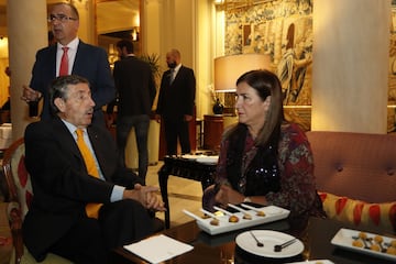 Patxi Perurena, presidente de la Federación Internacional de Piragüismo, junto con Marisol Casado, presidente de la Unión Internacional de Triatlón. Ambos son miembros del Comité Olímpico Internacional.