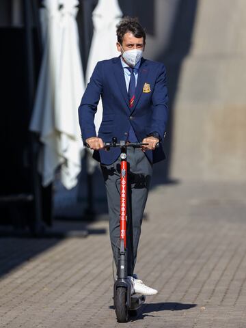 Los jugadores y cuerpo técnico se mueven en patinete durante su concentración para la Eurocopa por la Ciudad de Fútbol de una manera tan divertida y respetuosa para el medio ambiente como es el patinete eléctrico