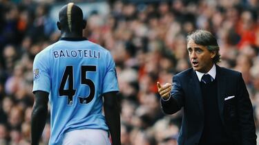 El enfado más memorable entre Mario Balotelli y Roberto Mancini que ocurrió durante una gira de pretemporada en Estados Unidos tuvo lugar en julio de 2011, mientras el Manchester City se enfrentaba a Los Ángeles Galaxy. El Manchester City estaba ganando 1-0. Balotelli se encontró solo frente a la portería del LA Galaxy, en una posición inmejorable para anotar. En lugar de rematar de forma normal y asegurar el gol, Balotelli intentó hacer un remate de espuela con la intención de humillar al portero o hacer un lujo excesivo. El tiro le salió fatal y el balón se fue desviado. El entrenador italiano se enfureció de inmediato por la falta de seriedad y, sin dudarlo, sustituyó a Balotelli en el minuto 31 del primer tiempo.