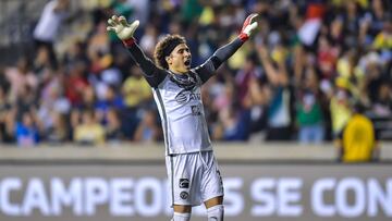 Memo Ochoa festeja un gol con el América