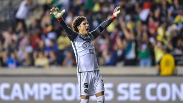 Memo Ochoa festeja un gol con el Am&eacute;rica