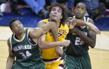 Anderson Varejao entre Giannis Antetokounmpo y Khris Middleton.