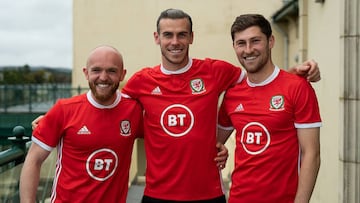 Bale, rodeado por Williams (izquierda) y Davies (derecha), celebrando el nuevo patrocinador de Gales, la empresa BT.