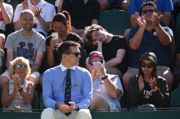 Un espectador dormido durante Yannick Maden a John Isner.