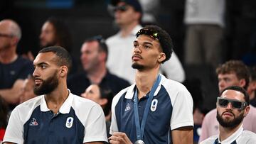 El equipo francés recoge la medalla de plata.