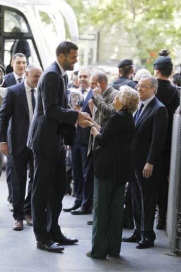 La plantilla del Real Madrid fue recibida en la Alcald¨ªa de Madrid por Manuela Carmena.