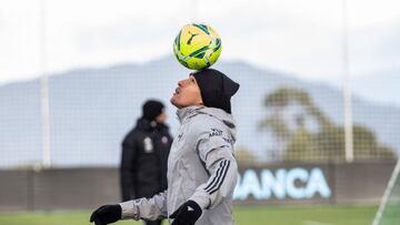 Jeison Murillo mantiene el bal&oacute;n sobre su cabeza durante un entrenamiento del Celta.