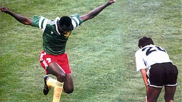 Oman Biyik celebra un tanto de Camerún en el partido contra Argentina del Mundial de Italia 1990.