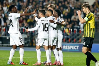 0-1. Kylian Mbappé celebra el primer tanto con sus compañeros.