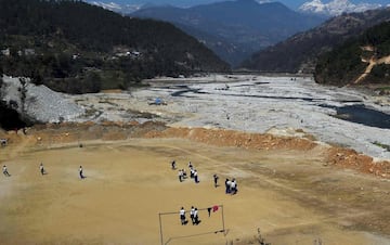 La pasión por el fútbol llega hasta el lugar más recóndito, en la imágen un grupo de estudiantes de escuelas nepalíes jugando fútbol en un terreno en Bahuneypati, a unos 70 kilómetros al noreste de Katmandú.