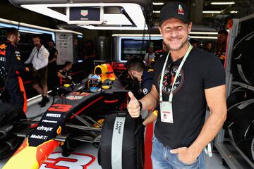 El aventurero austriaco, el hombre que saltó desde la estratosfera, en el garaje del equipo Red Bull Racing. 
