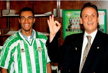 El brasileño Denilson, el fichaje más caro en la historia del fútbol mundial (en 1998, sería superado dos años más tarde por el fichaje de Figo por el Real madrid) por el que el Real Betis pagó 5.300 millones de pesetas (31,5 millones de euros) al Sao Paulo. El artífice de la operación, el presidente de la entidad verdiblanca, Manuel Ruiz de Lopera que en la presentación del brasileño como nuevo jugador del Betis dijo una frase para la historia. 
"Hemos fichado a un jugador que para que nos lo quiten tienen que cerrar un banco".