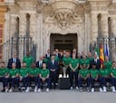 El presidente de la Junta de Andalucía recibe a los campeones de la Champions