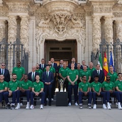El presidente de la Junta de Andalucía recibe a los campeones de la Champions