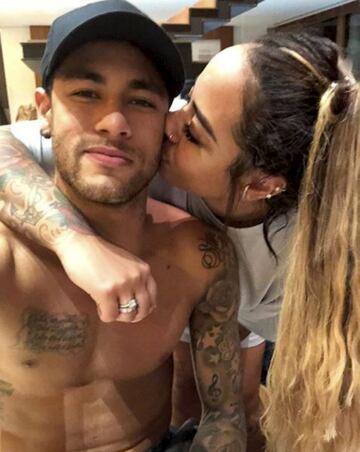 Neymar con su pareja Bruna Marquezine.