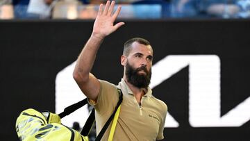 El tenista francés Benoit Paire se despide tras su derrota ante el griego Stefanos Tsitsipas en tercera ronda del Open de Australia 2022.