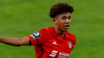 El entrenador del equipo U19 del Bayern Múnich habló sobre el central estadounidense, que recientemente ya hizo su debut con el primer equipo.