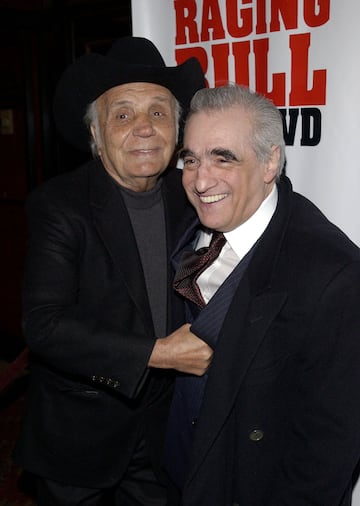 Jake LaMotta, 'Toro Salvaje', nació en Nueva York en 1921. Peleó en 106 combates de los que ganó 83 (30 por KO). Su gran rival fue Sugar Ray Robinson, al que ganó la segunda vez que se enfrentaron siendo el primer boxeador que conseguía vencerle.
El 16 de junio de 1949 consiguió por KO el título mundial de los pesos medios ante Marcel Cerdan. En la tercera defensa del título, el 14 de febrero de 1951, perdió ante Sugar Ray Robinson en una pelea que se bautizó como 'La matanza de San Valentín' debido a su crudeza. El 14 de abril de 1954 se subió al ring por última vez.
Después de su retirada compró un club nocturno. Tras perderlo por diversos problemas legales inició una carrera como comediante.
La película basada en su vida, Toro Salvaje, tuvo 8 nominaciones a los Óscar y se llevó 2 estatuillas (mejor montaje y mejor actor para Robert DeNiro).
En la imagen, con Martin Scorsese.