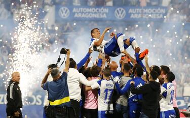 Los jugadores del Real Zaragoza mantean a Zapater.
