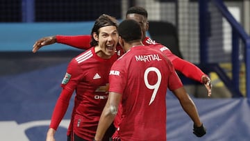 Soccer Football - Carabao Cup - Quarter-Final - Everton v Manchester United - Goodison Park, Liverpool, Britain - December 23, 2020 Manchester United&#039;s Edinson Cavani celebrates scoring their first goal with Anthony Martial Pool via REUTERS/Clive Bru