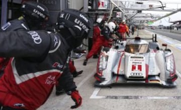 Los mecánicos trabajan en el Audi R18 E-Tron Quattro Número 1 conducido por el alemán Andre Lotterer durante la carrera de Le Mans