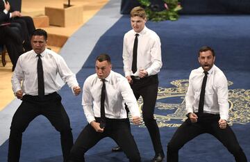 Israel Dagg, Jordie Barrett, Keven Mealamu, y Conrad Smith, jugadores de los All Blacks, la selecci¨®n masculina de rugby de Nueva Zelanda, realizan la "haka", danza tradicional Maor¨ª durante la ceremonia de entrega de los Premios Princesa de Asturias 2017 de los Deportes