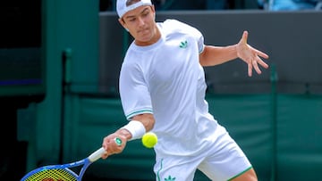 Santamarta golpeando la bola en Wimbledon.