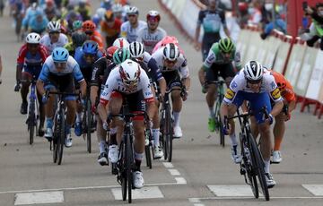 Sam Bennett gana la cuarta etapa al esprint.