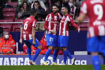 Carrasco celebra el 1-0 con Correa y Koke.