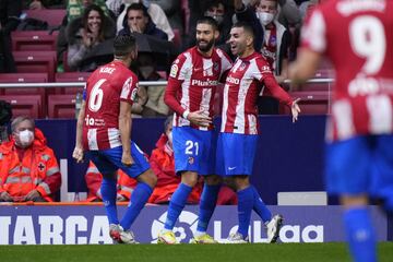 Carrasco celebra el 1-0 con Correa y Koke. 