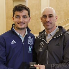 Guillamón: "Jugar en la Selección da un plus a los niños de la Academia"