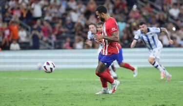 Momento en el que Memphis golpea el balón para que cogiese el efecto necesario para lanzarlo a lo Panenka.