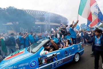 Las calles de la capital de la región de Campania está llena de gente celebrando el inminente Scudetto del Nápoles. La Società Sportiva Calcio Napoli va a su tercer título liguero. El último fue en la campaña 1989/90 cuando reinaba el '10'.
