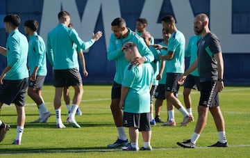 Entrenamiento del Málaga con los jugadores del Genuine,