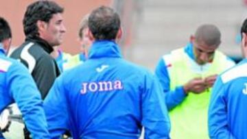 <b>DIÁLOGO. </b>Míchel explica a los jugadores sobre el césped el trabajo del día, tras la terapia de grupo hecha minutos antes en el vestuario.