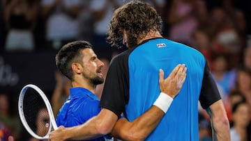 Novak Djokovic se abraza con Reilly Opelka tras la derrota.