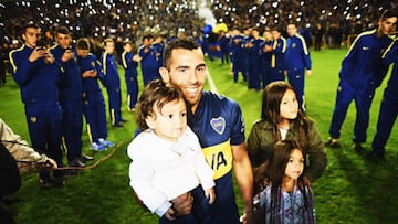 Carlos T&eacute;vez con sus tres hijos vistiendo la camiseta del Boca Juniors en el estadio &#039;La Bombonera&#039;