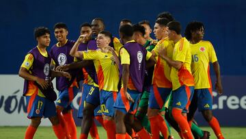 AME3706. MONTERÍA (COLOMBIA), 29/03/2025.- Jugadores de Colombia celebran un gol este sábado, en un partido de fase de grupos del Campeonato Sudamericano Sub-17 entre las selecciones de Perú y Colombia en el estadio Jaraguay de Montería (Colombia). EFE/ Mauricio Dueñas Castañeda