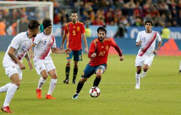 11-11-2017. España 5.Costa Rica 0. Amistoso. Debutaron Kepa y Luis Alberto. Dos goles de Silva.
Costa Rica, un equipo de notable técnica y que puede ser rival de España en el Mundial de Qatar (se jugará la plaza en Doha contra Nueva Zelanda) no pudo contar con Keylor Navas por lesión. En su lugar salió Danny Carvajal y le cayeron por todos lados. El malagueño Isco fue el núcleo integrador para los aficionados locales que no cesaron de aclamarle y vitorearle, hasta que se retiró lesionado tras una fea entrada del central tico Kendall Waston. Luis Alberto, que no triunfó en el Málaga de Javi Gracia, hizo su debut al igual que el portero Kepa Arrizabalaga.