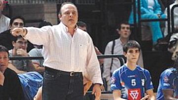 <b>MANDA. </b>Equisoain dirige al equipo bajo la mirada del joven Gurbindo.