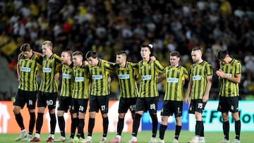 Soccer Football - UEFA Champions League - Play Off - Second Leg - Kairat v Celtic - Ortalyk Stadion, Almaty, Kazakhstan - August 27, 2025 Kairat players line up during the penalty shootout REUTERS/Pavel Mikheyev