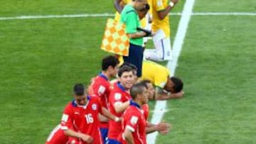 La seleccion brasile&ntilde;a y la chilena durante la tanda de penaltis del pasado Mundial