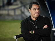 Pumas' head coach Efrain Juarez gestures during the Liga MX Clausura match between Pumas and Toluca at Olimpico Universitario Stadium in Mexico City on March 3, 2026. (Photo by Carl DE SOUZA / AFP)