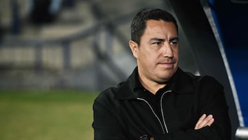 Pumas' head coach Efrain Juarez gestures during the Liga MX Clausura match between Pumas and Toluca at Olimpico Universitario Stadium in Mexico City on March 3, 2026. (Photo by Carl DE SOUZA / AFP)