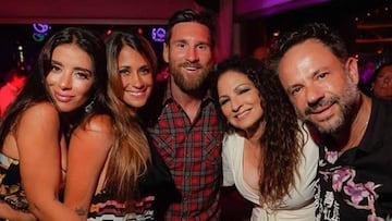 Daniella Semaan, Antonella Roccuzzo, Leo Messi, Gloria Estefan y Francisco Ferrer en el restaurante-espectáculo de Ibiza "Lío" el 27 de julio de 2018.