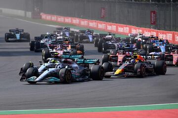 Los pilotos agrupados tras la salida en el Gran Premio de M¨¦xico.